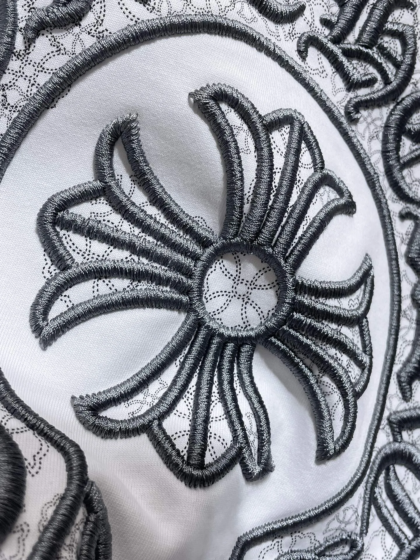 P180 New for summer Chrome Hearts 25ss frayed version, high weight, environmentally friendly, high-quality top-grade fabric, 280g Cromat hoof Sanskrit cross embroidery, hand-painted short sleeves, vacuum embroidery method! Heavy embroidery! ! ! Tens of thousands of needles! ! Counter synchronization 1:1 replica version Recommended colors: black white gray code size: S, M, L, XL